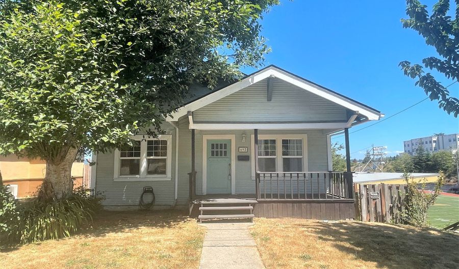 692 S 11TH St, Coos Bay, OR 97420 - 3 Beds, 2 Bath