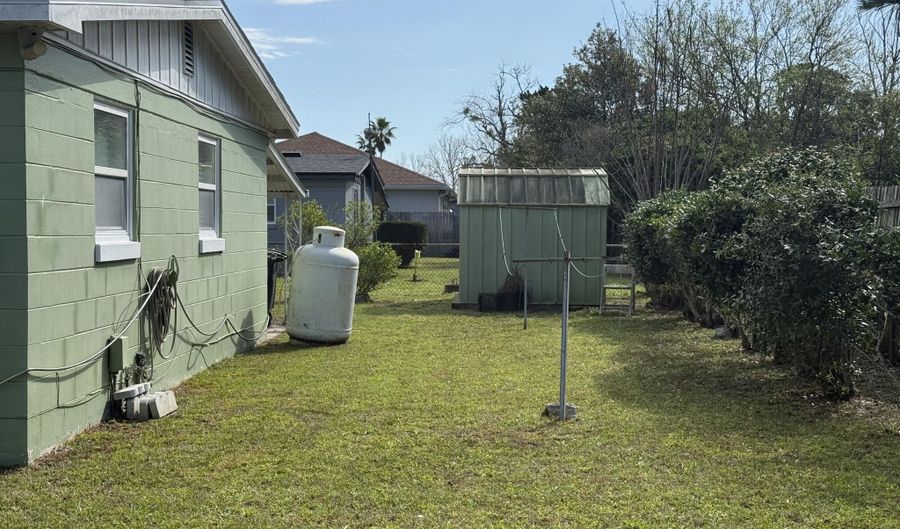 850 SAILFISH Dr E, Atlantic Beach, FL 32233 - 3 Beds, 1 Bath