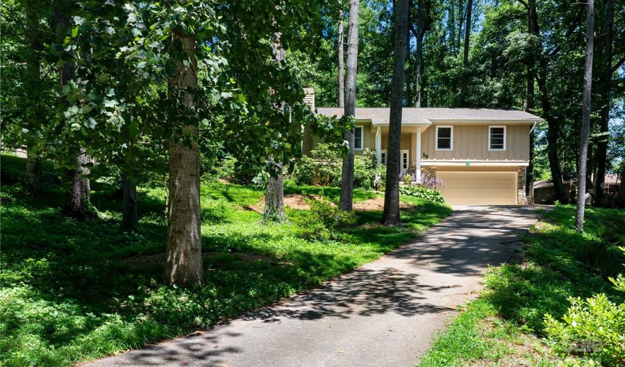 10 Muirfield Dr, Arden, NC 28704 - 3 Beds, 2 Bath