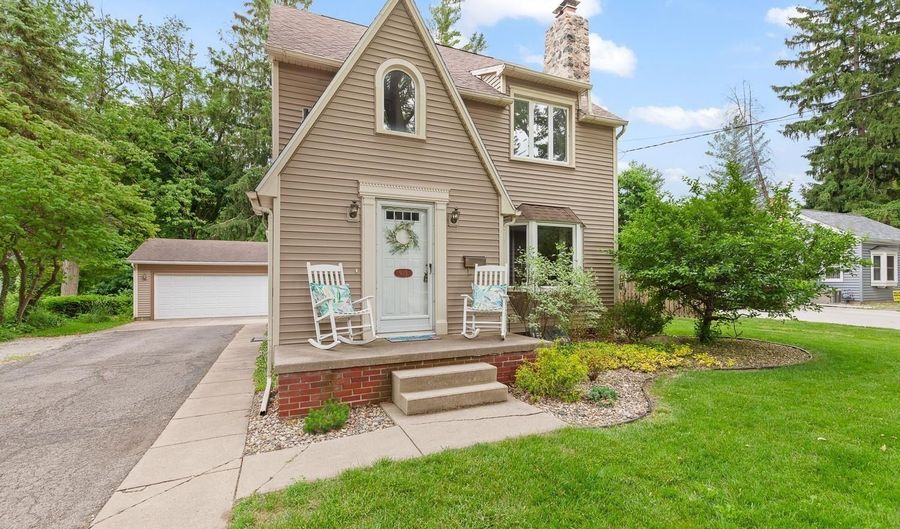 925 Lincoln Ave, Adrian, MI 49221 - 3 Beds, 2 Bath