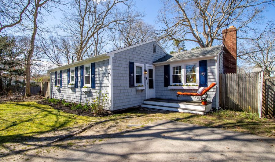 18 Sycamore St, Hyannis, MA 02601 - 3 Beds, 1 Bath