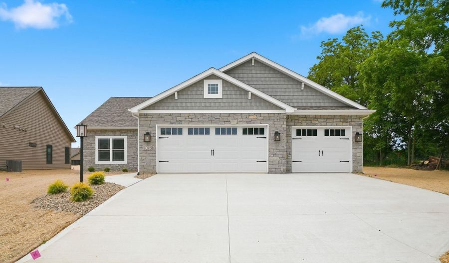 2025 Approach Dr, Auburn, IN 46706 - 3 Beds, 2 Bath