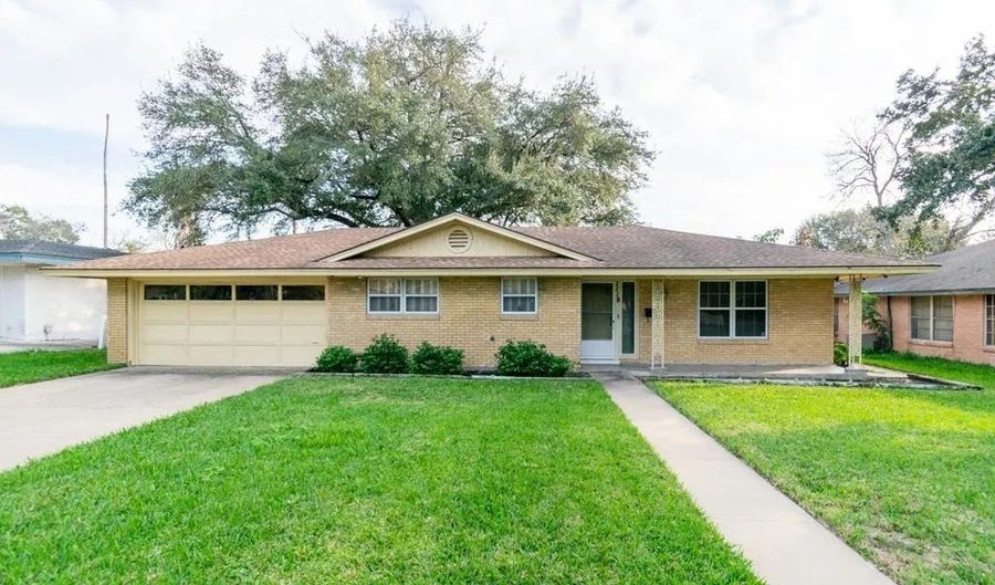 1118 Lincoln St, Alice, TX 78332 - 4 Beds, 3 Bath