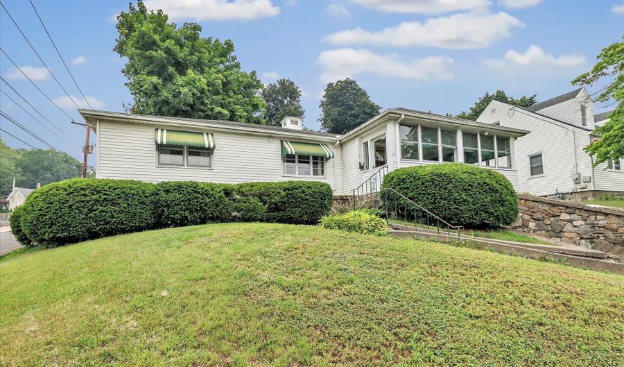 124 N Cliff St, Ansonia, CT 06401 - 3 Beds, 1 Bath