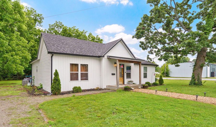 430 S Oak Ave, Aurora, MO 65605 - 3 Beds, 2 Bath