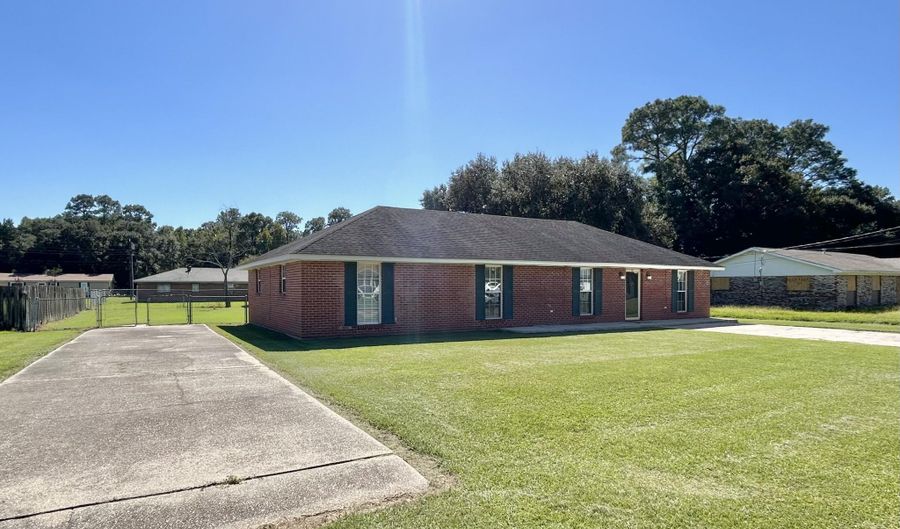 803 N Shireview Cir, Abbeville, LA 70510 - 4 Beds, 2 Bath