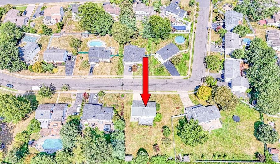 10 Janet Ct, Milltown, NJ 08850 - 4 Beds, 2 Bath