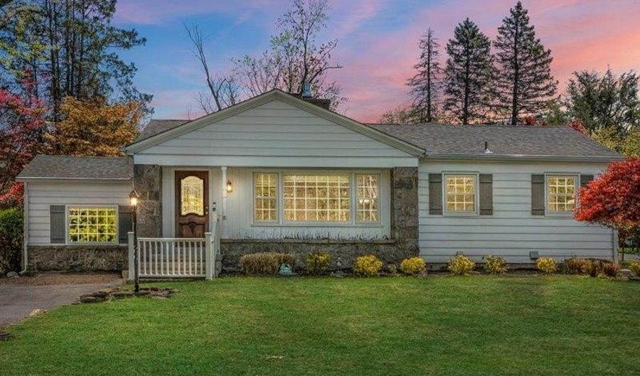 76 S Airmont Rd, Airmont, NY 10901 - 5 Beds, 2 Bath