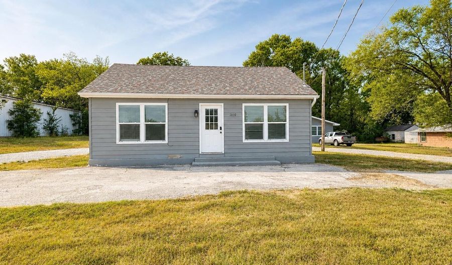 1010 N Jefferson St, Ava, MO 65608 - 2 Beds, 1 Bath