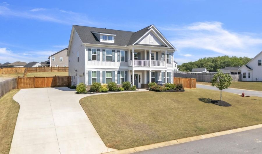 400 N Oak Crest Dr, Belton, SC 29627 - 5 Beds, 4 Bath