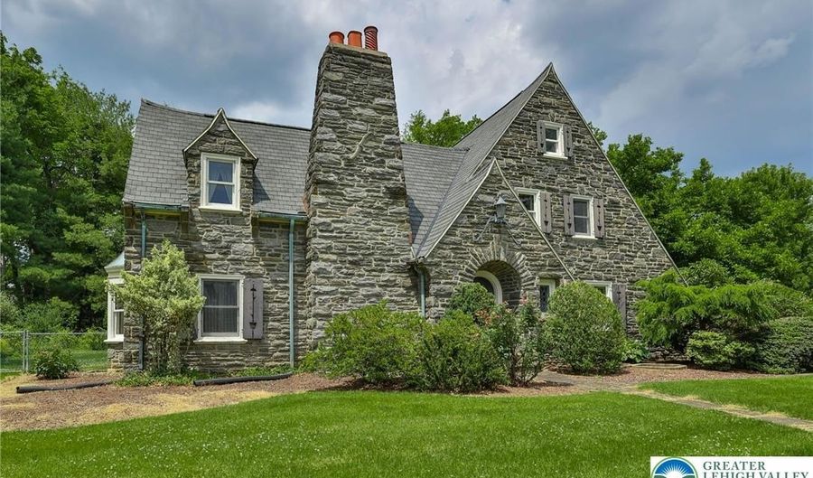2835 Parkway Blvd, Allentown, PA 18104 - 4 Beds, 5 Bath