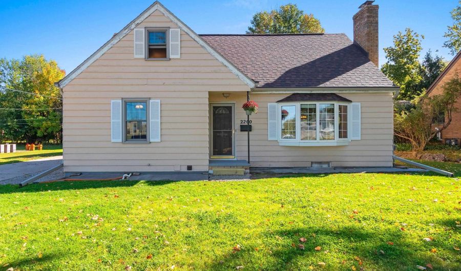 2200 S GREENVIEW St, Appleton, WI 54915 - 5 Beds, 2 Bath