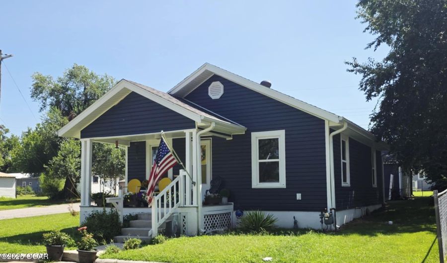 2002 Chouteau Ave, Baxter Springs, KS 66713 - 2 Beds, 1 Bath