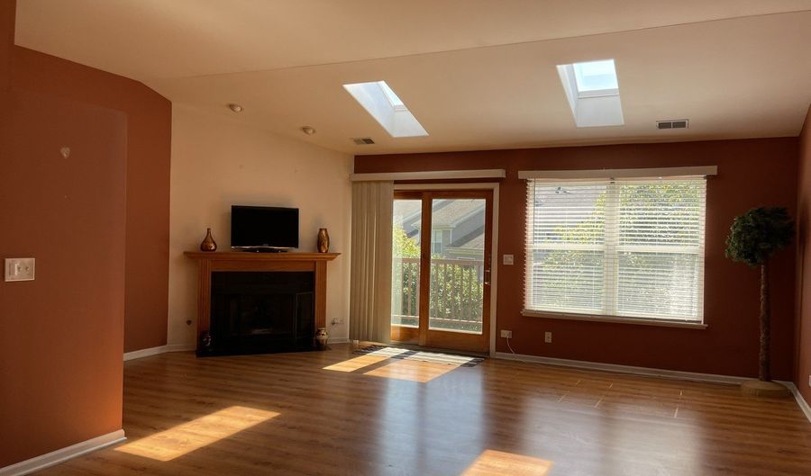 2043 Peach Tree Ln, Algonquin, IL 60102 - 3 Beds, 2 Bath