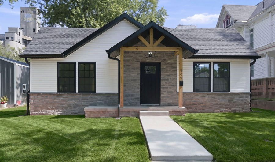 309 W Locust St, Aurora, MO 65605 - 3 Beds, 2 Bath