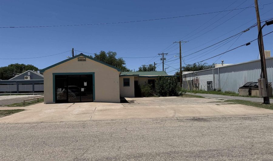 106 S Sixth St, Artesia, NM 88210 - 3 Beds, 2 Bath