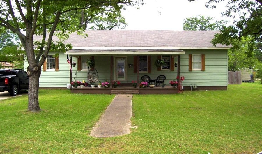 121 Madison S. St, Ashdown, AR 71822 - 4 Beds, 2 Bath