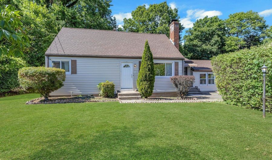 100 Loftus Cir, Bridgeport, CT 06606 - 5 Beds, 2 Bath