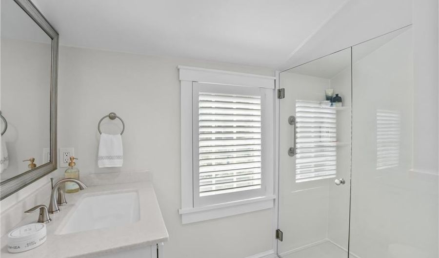 15 Harwood Rd, East Greenwich, RI 02818 - 3 Beds, 3 Bath