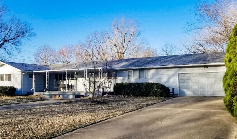 2205 Lincoln Ave, Baxter Springs, KS 66713 - 4 Beds, 3 Bath