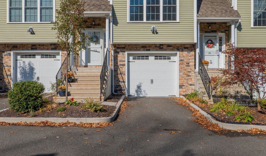 12 Oak Meadows Dr 12, Brookfield, CT 06804 - 2 Beds, 3 Bath