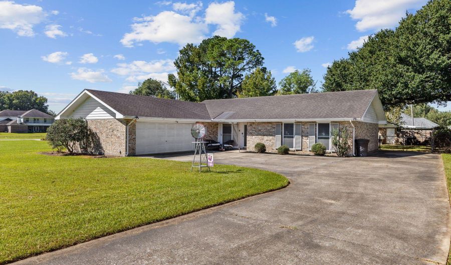 2216 Perry Dr, Abbeville, LA 70510 - 3 Beds, 3 Bath