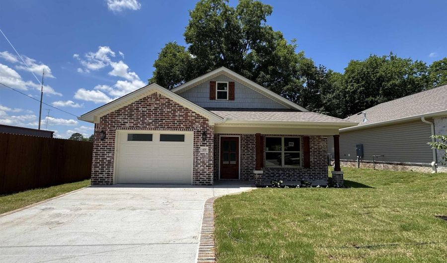 809 Pearl St, Benton, AR 72015 - 3 Beds, 2 Bath