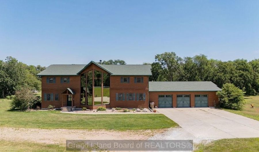 1910 9th St, Aurora, NE 68818 - 4 Beds, 3 Bath