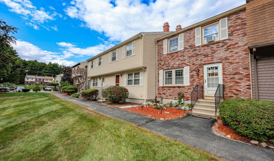 9 Stonegate Ln, Derry, NH 03038 - 2 Beds, 2 Bath