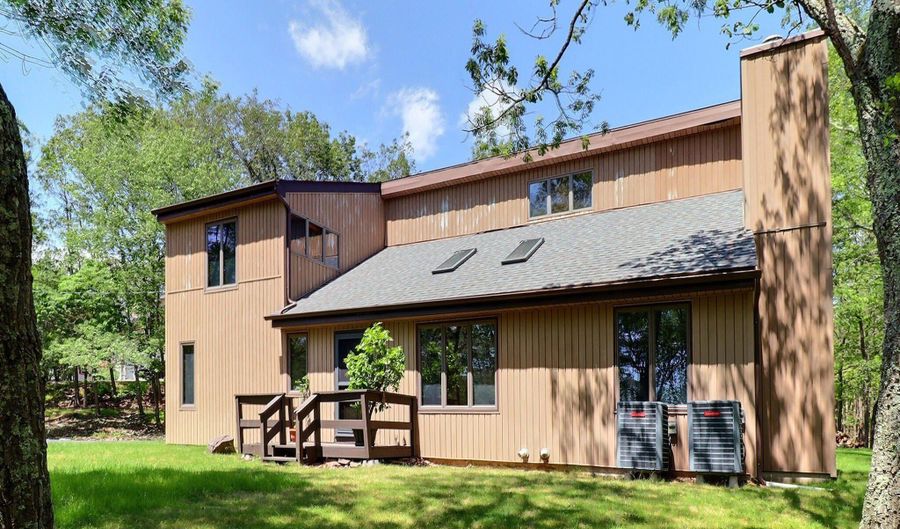146 Algonquin Trl, Albrightsville, PA 18210 - 4 Beds, 3 Bath