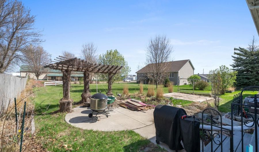1012 E Magnolia Dr, Brandon, SD 57005 - 4 Beds, 3 Bath