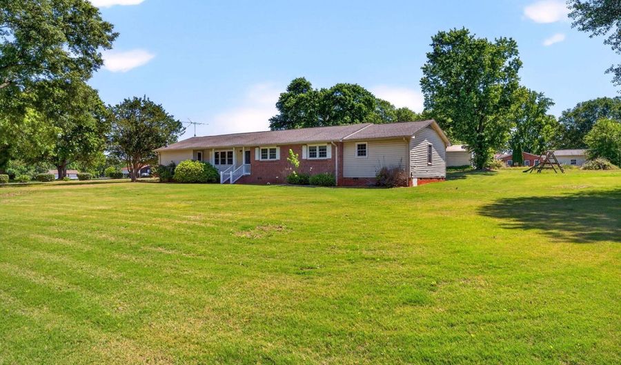 111 Highland Acres Dr, Boiling Springs, SC 29316 - 4 Beds, 2 Bath