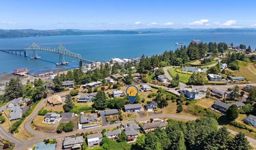 374 W LEXINGTON Ave, Astoria, OR 97103 - 3 Beds, 2 Bath