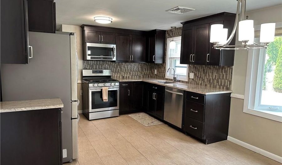 39 Gorham Ave, Warwick, RI 02886 - 3 Beds, 2 Bath
