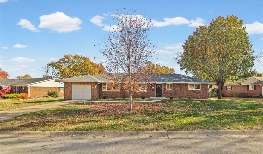 2301 Wedgewood Dr, Alton, IL 62002 - 2 Beds, 2 Bath