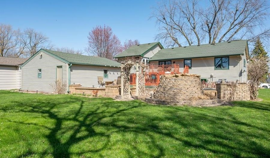 302 12th Ave NW, Altoona, IA 50009 - 4 Beds, 3 Bath