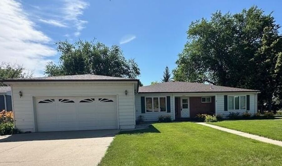 1323 N 3rd St, Aberdeen, SD 57401 - 3 Beds, 3 Bath