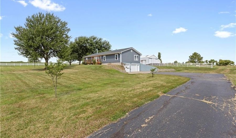 15038 Fairmount Rd, Basehor, KS 66007 - 3 Beds, 2 Bath