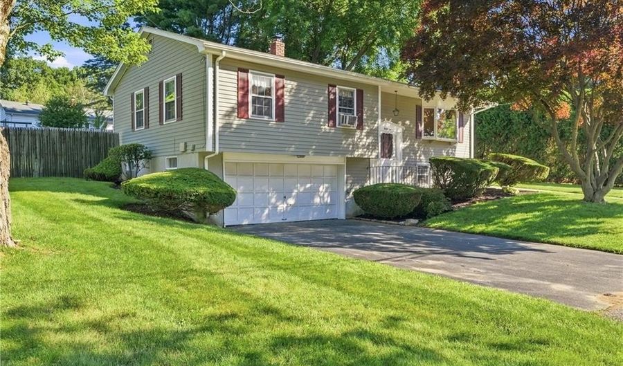 31 Monica Dr, Cumberland, RI 02864 - 3 Beds, 2 Bath