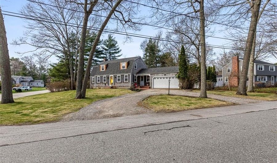 21 Old Chimney Rd, Barrington, RI 02806 - 3 Beds, 2 Bath
