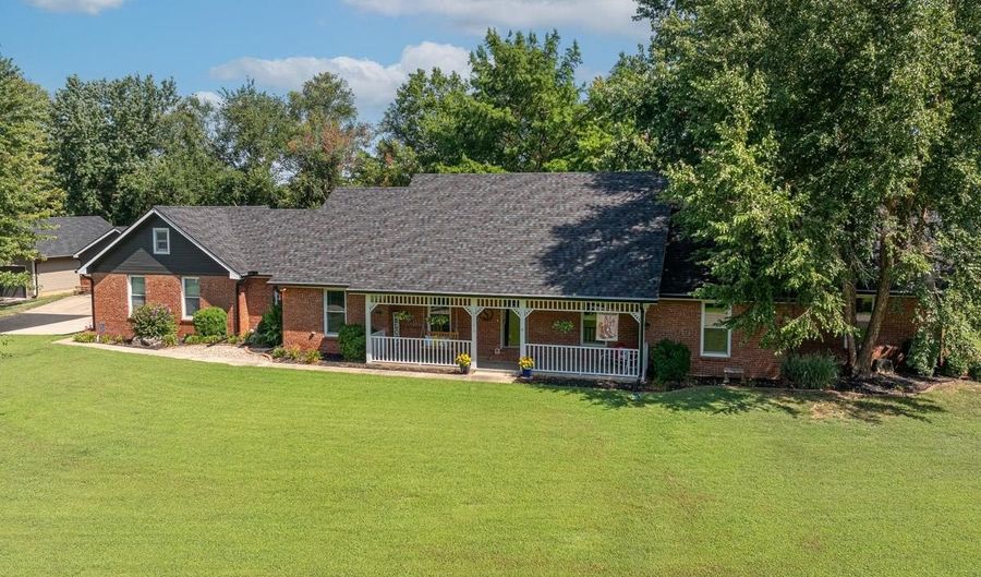 2104 Cedarcrest Ct, Arkansas City, KS 67005 - 4 Beds, 4 Bath