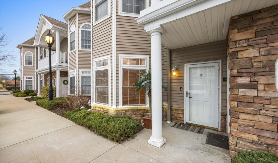 5 Jacqueline Way, North Babylon, NY 11703 - 2 Beds, 2 Bath