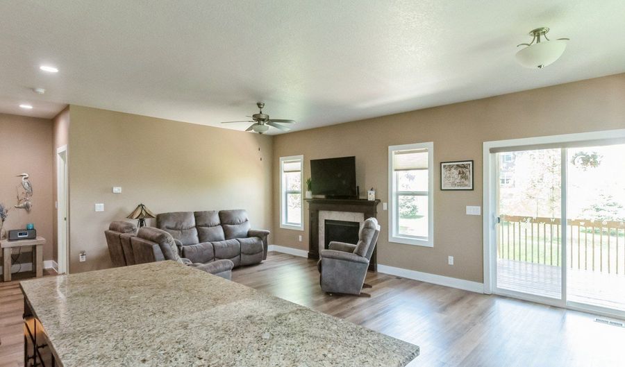 1642 S 11th St, Adel, IA 50003 - 2 Beds, 2 Bath