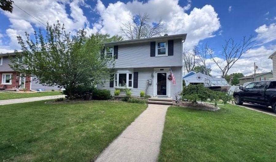 1118 PARKWAY Blvd, Appleton, WI 54914 - 3 Beds, 2 Bath