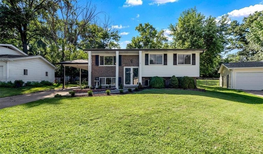 321 Fairview Ct, Ballwin, MO 63021 - 4 Beds, 2 Bath