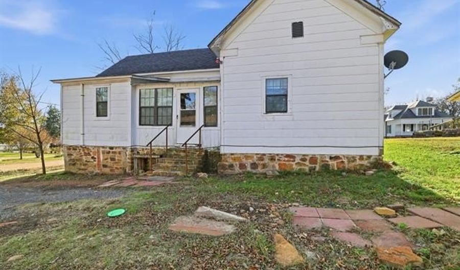 233 W 3rd, Atoka, OK 74525 - 3 Beds, 1 Bath