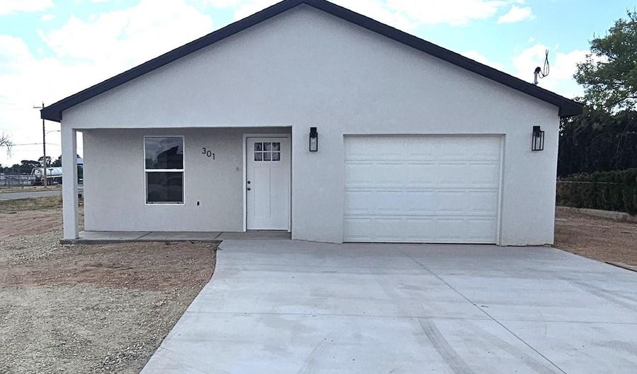 301 Lloyd St, Carlsbad, NM 88220 - 3 Beds, 2 Bath
