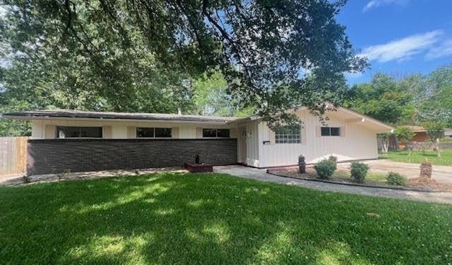 2464 Kensington Dr, Baton Rouge, LA 70809 - 5 Beds, 3 Bath