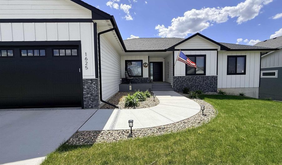 1625 W River Bend St, Brandon, SD 57005 - 5 Beds, 3 Bath