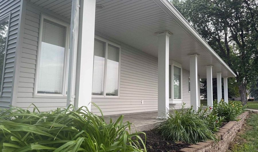 631 South St, Akron, IA 51001 - 4 Beds, 3 Bath